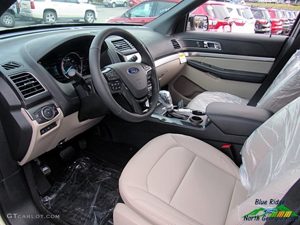 2018 Explorer XLT - Platinum Dune / Medium Stone photo #29