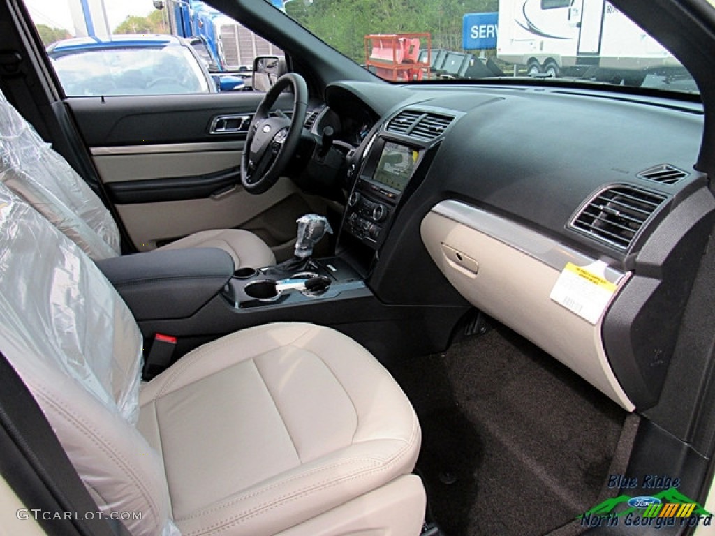 2018 Explorer XLT - Platinum Dune / Medium Stone photo #30