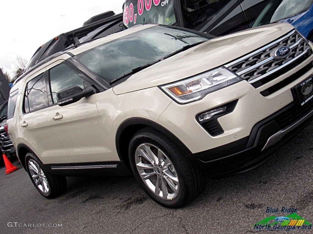 2018 Explorer XLT - Platinum Dune / Medium Stone photo #32