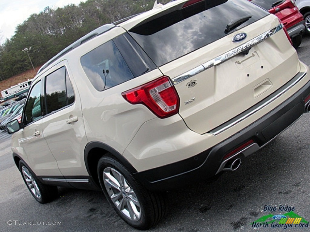 2018 Explorer XLT - Platinum Dune / Medium Stone photo #34