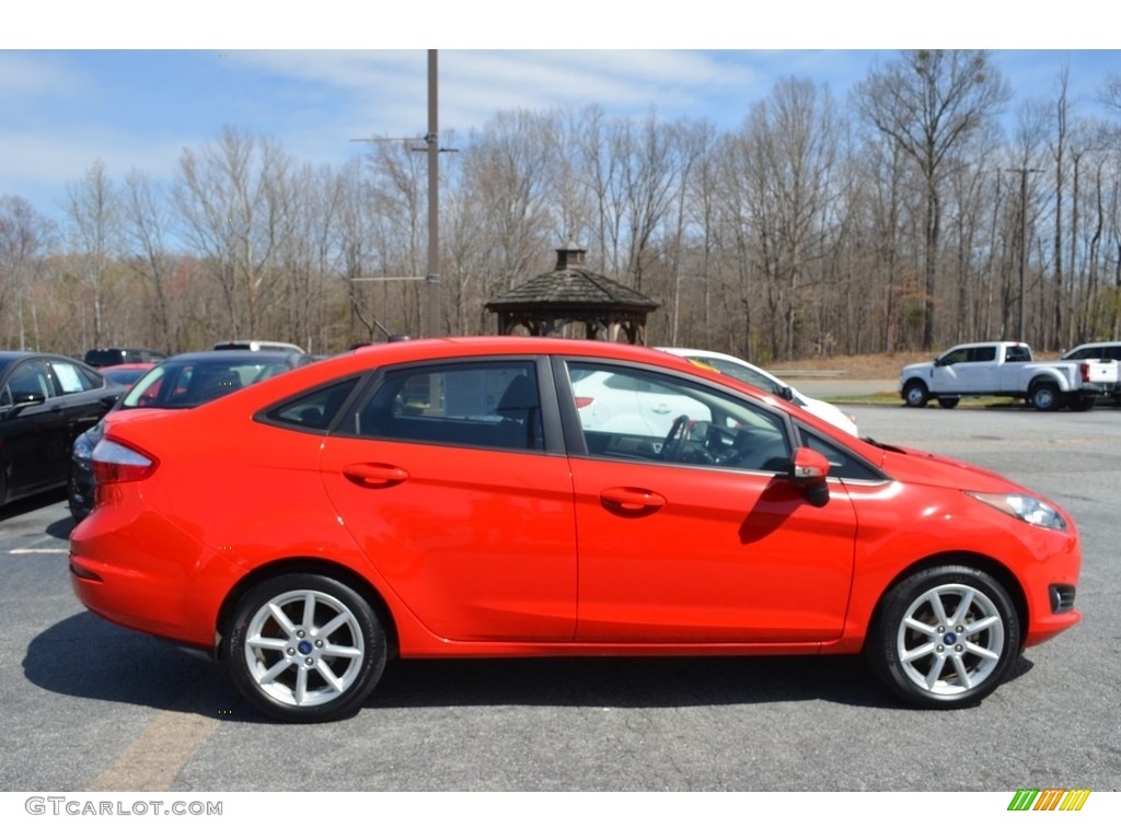 2015 Fiesta SE Sedan - Race Red / Medium Light Stone photo #2