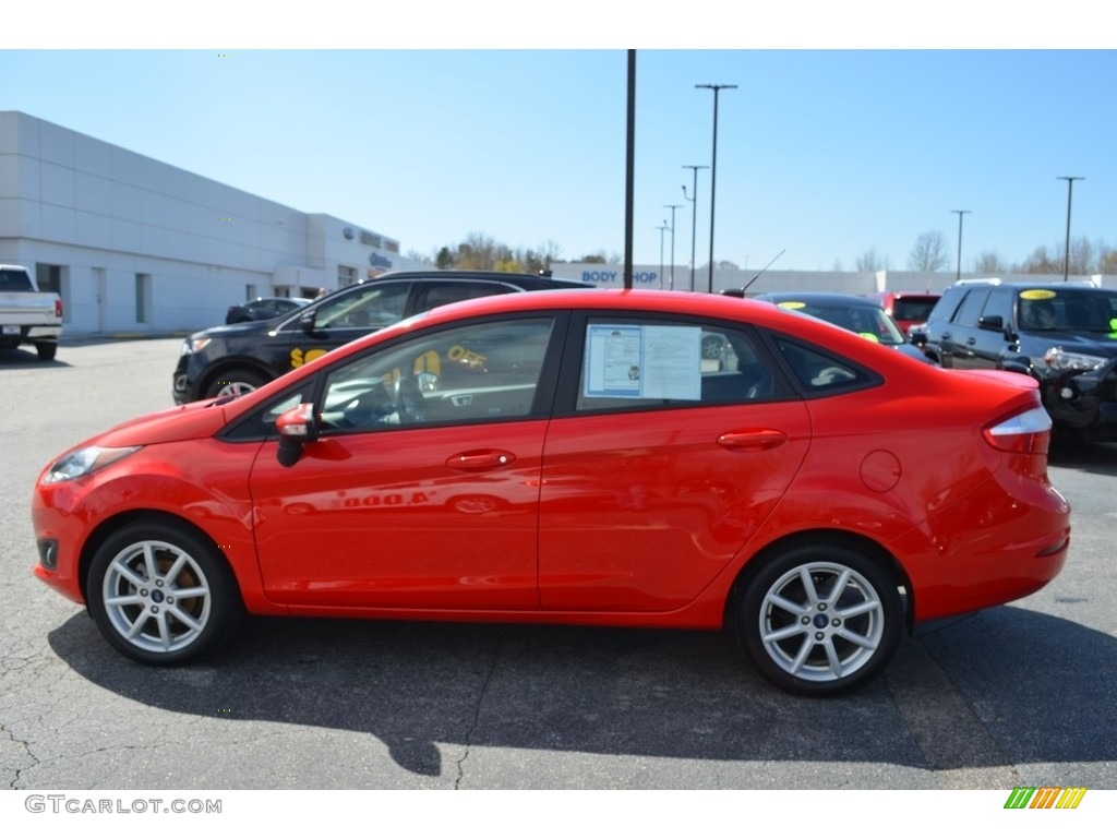 2015 Fiesta SE Sedan - Race Red / Medium Light Stone photo #5