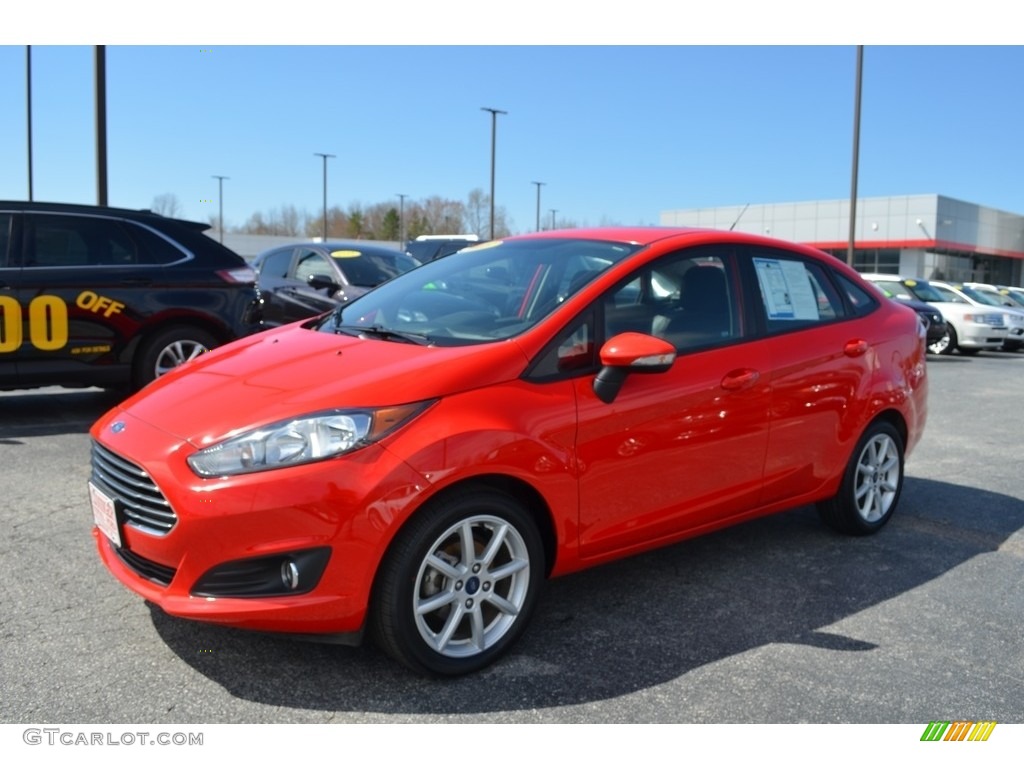 2015 Fiesta SE Sedan - Race Red / Medium Light Stone photo #6