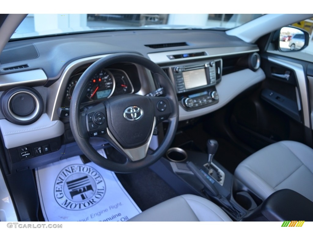 2015 RAV4 XLE - Classic Silver Metallic / Ash photo #12