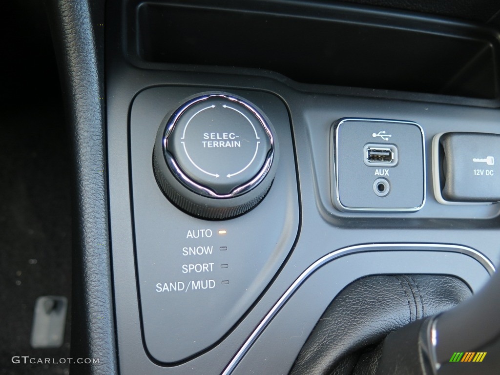 2019 Jeep Cherokee Latitude Plus 4x4 Controls Photo #126183084
