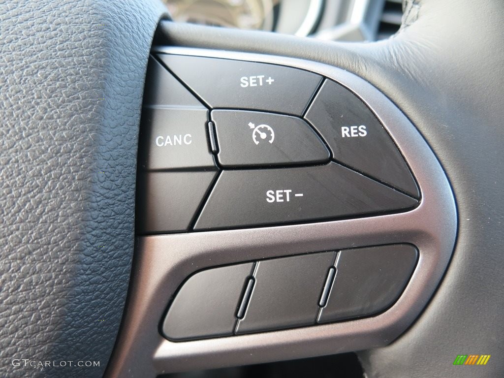 2019 Jeep Cherokee Latitude Plus 4x4 Controls Photo #126183090
