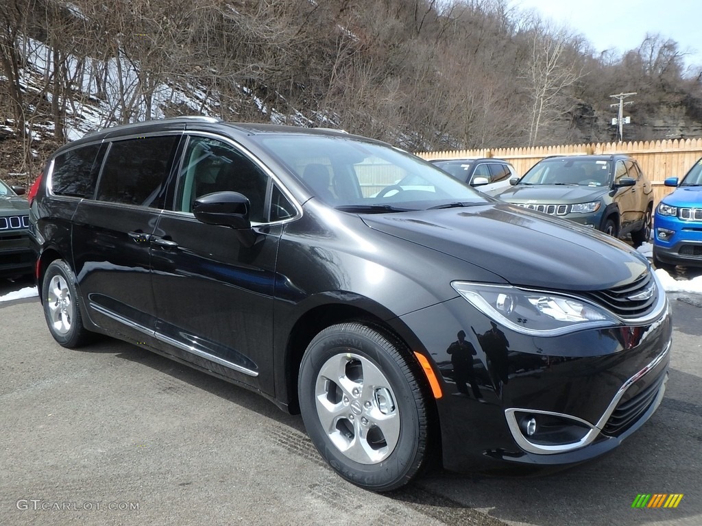 Brilliant Black Crystal Pearl 2018 Chrysler Pacifica Touring L Exterior Photo #126216721