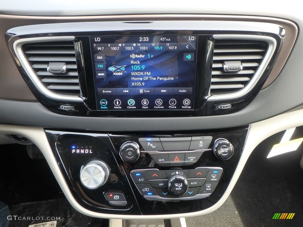 2018 Chrysler Pacifica Touring L Controls Photo #126217024