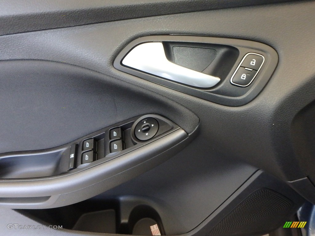 2018 Ford Focus SEL Sedan Door Panel Photos