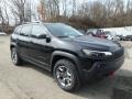 Front 3/4 View of 2019 Cherokee Trailhawk Elite 4x4