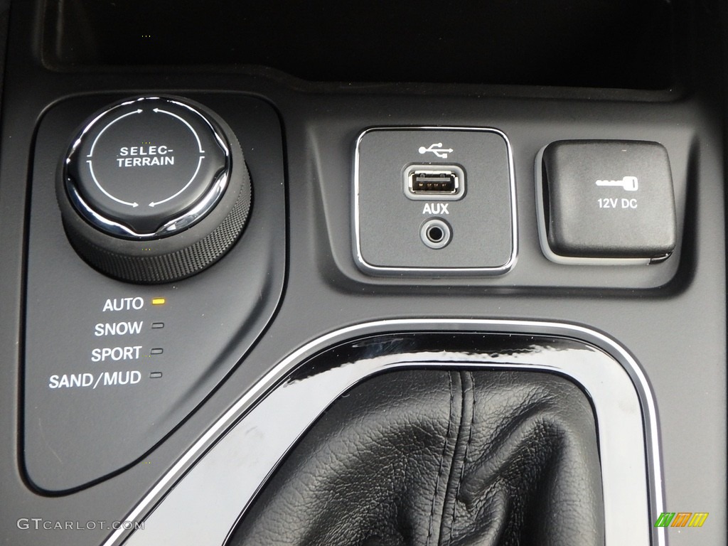 2019 Jeep Cherokee Overland 4x4 Controls Photo #126228718