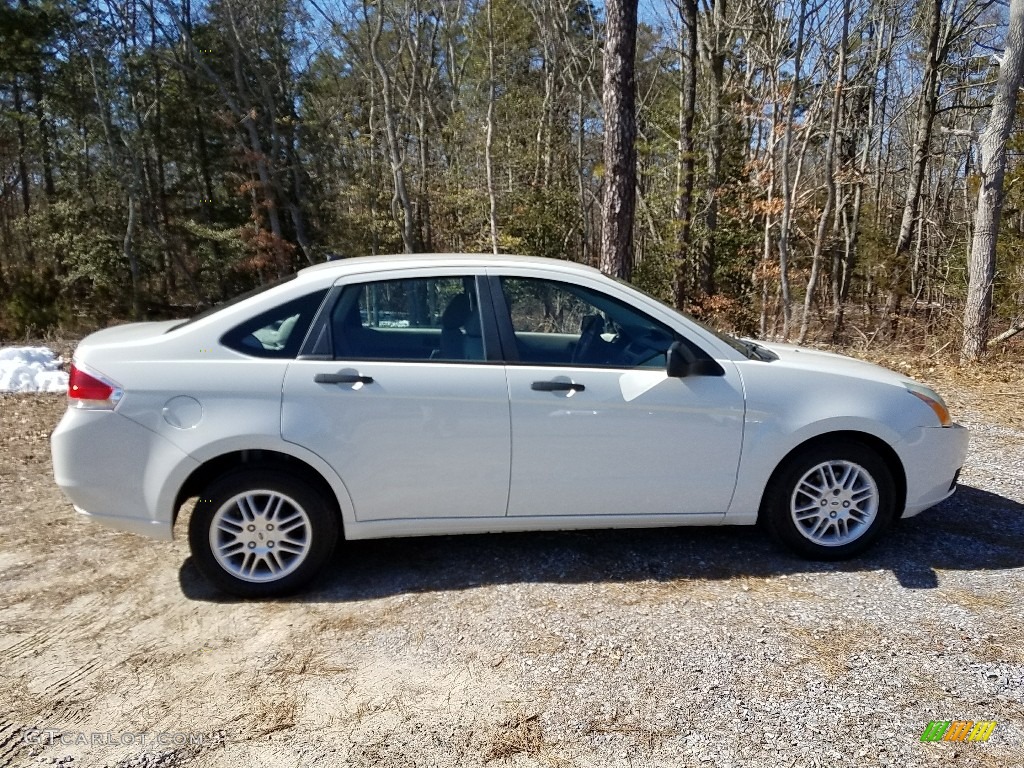 2010 Focus SE Sedan - White Suede / Medium Stone photo #4