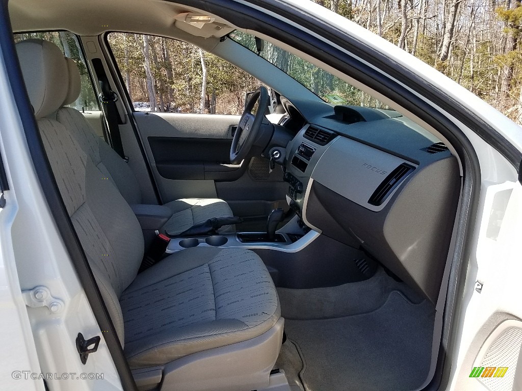 2010 Focus SE Sedan - White Suede / Medium Stone photo #11