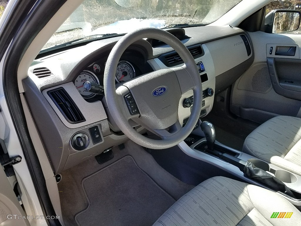 2010 Focus SE Sedan - White Suede / Medium Stone photo #18