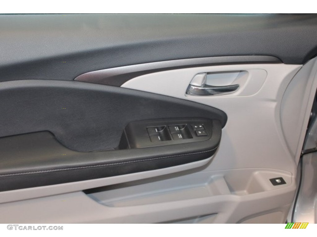 2019 Honda Ridgeline RTL-T AWD Gray Door Panel Photo #126275968