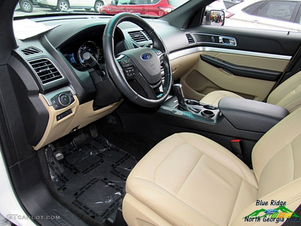 2017 Explorer XLT - Oxford White / Medium Light Camel photo #26