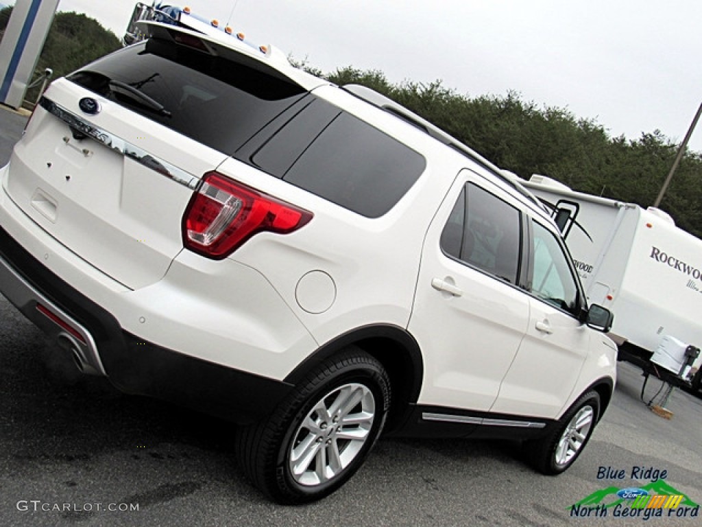 2017 Explorer XLT - Oxford White / Medium Light Camel photo #34