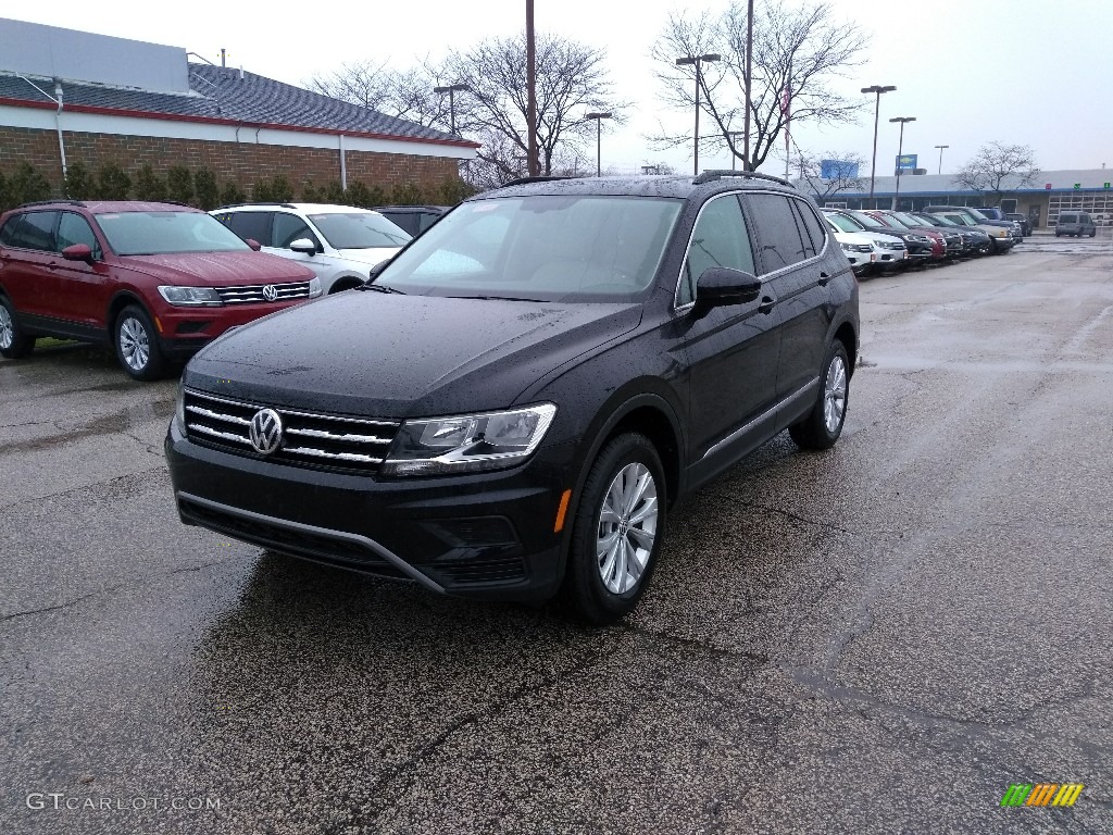 Deep Black Pearl 2018 Volkswagen Tiguan SE Exterior Photo #126307020