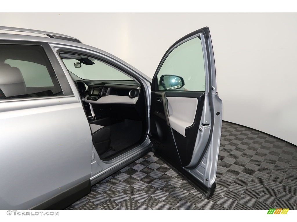 2017 RAV4 XLE - Silver Sky Metallic / Ash photo #28
