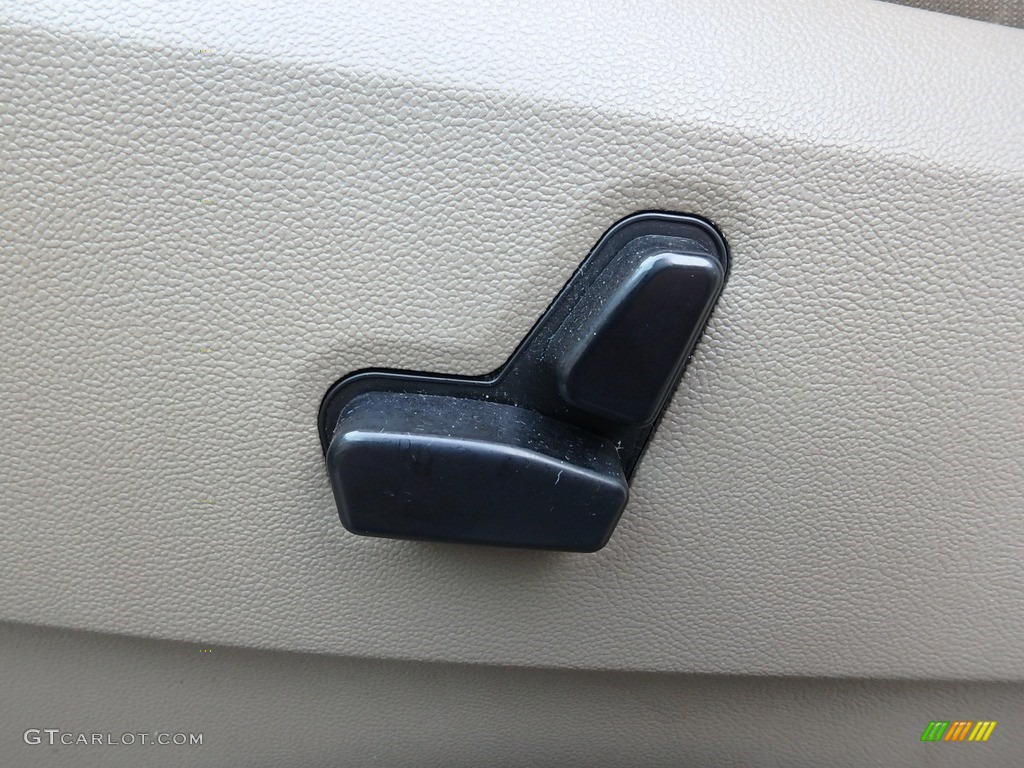 2010 Town & Country Touring - Clearwater Blue Pearl / Medium Pebble Beige/Cream photo #18