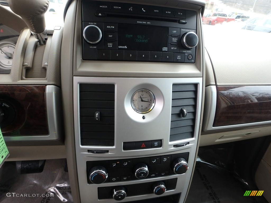 2010 Town & Country Touring - Clearwater Blue Pearl / Medium Pebble Beige/Cream photo #19