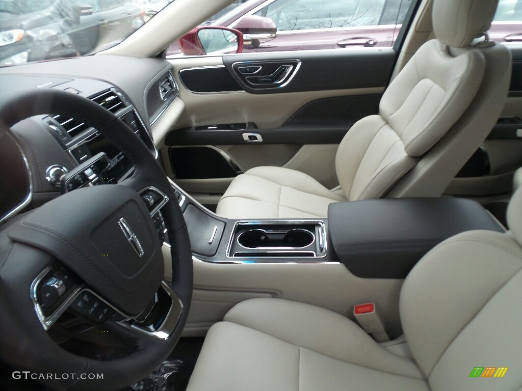 2018 Lincoln Continental Premiere Front Seat Photo #126420247