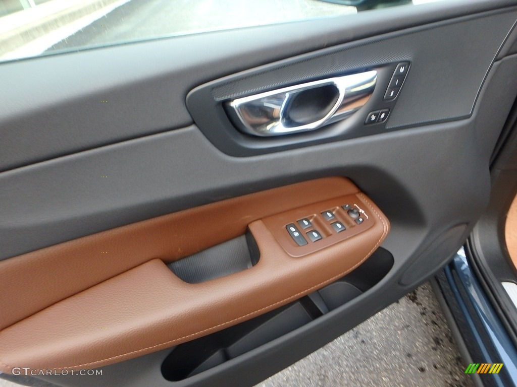 2018 XC60 T5 AWD Momentum - Denim Blue Metallic / Amber photo #10