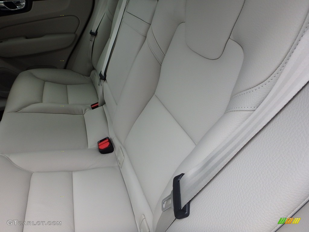 2018 Volvo XC60 T5 AWD Momentum Rear Seat Photo #126422263
