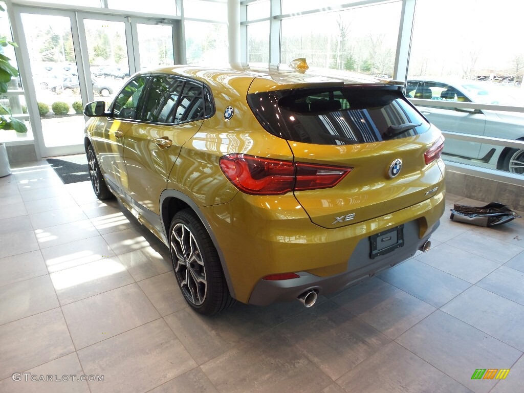 2018 X2 xDrive28i - Galvanic Gold Metallic / Black photo #2