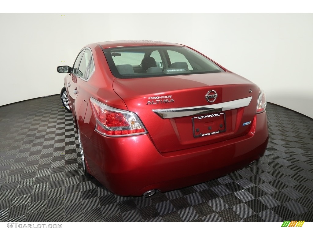 2014 Altima 2.5 S - Cayenne Red / Charcoal photo #11