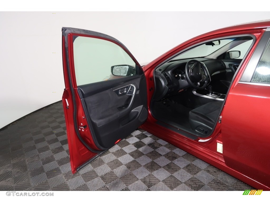 2014 Altima 2.5 S - Cayenne Red / Charcoal photo #26