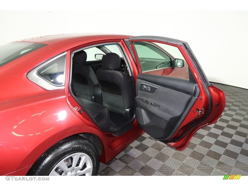 2014 Altima 2.5 S - Cayenne Red / Charcoal photo #28