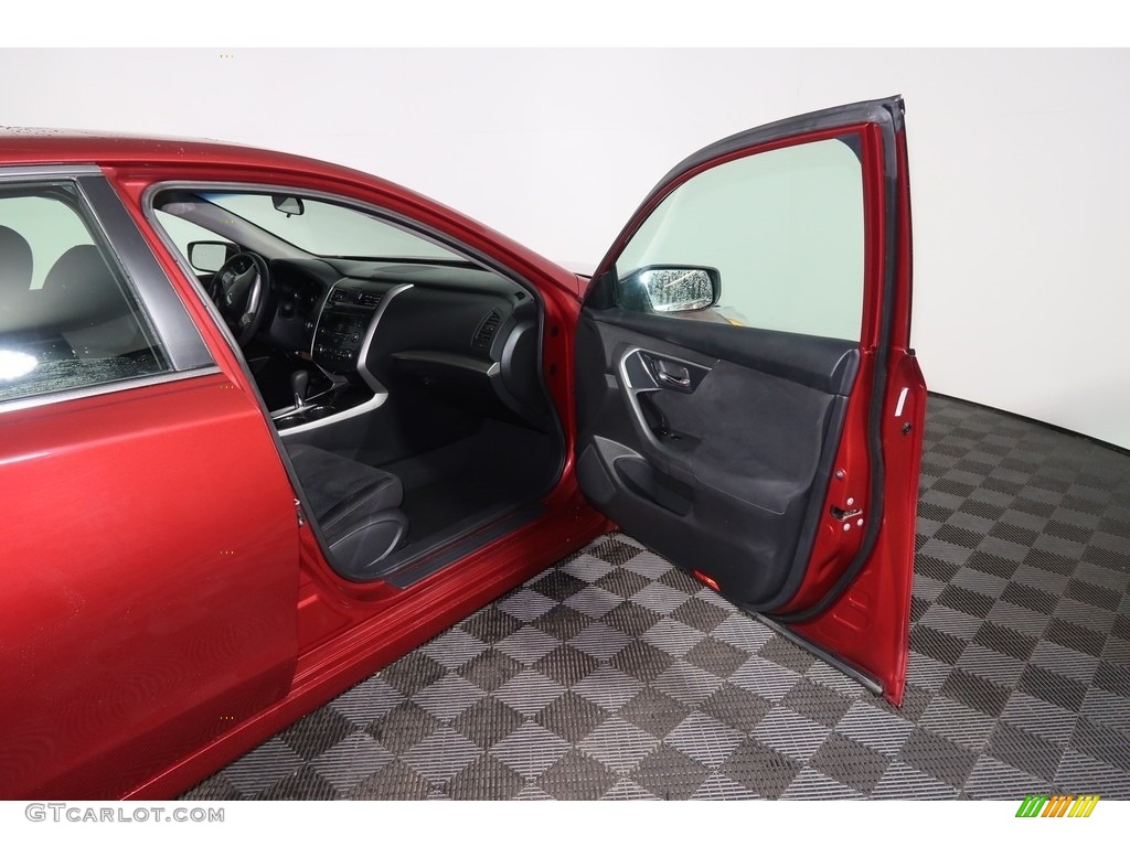 2014 Altima 2.5 S - Cayenne Red / Charcoal photo #29