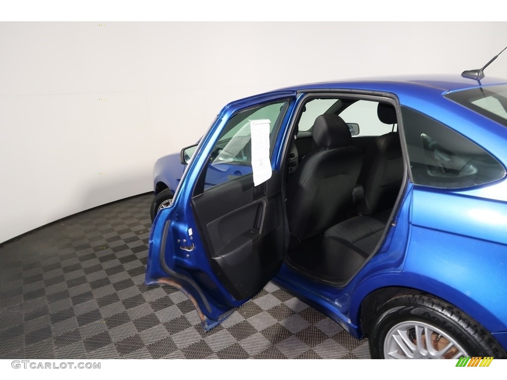 2010 Focus SE Sedan - Blue Flame Metallic / Charcoal Black photo #25