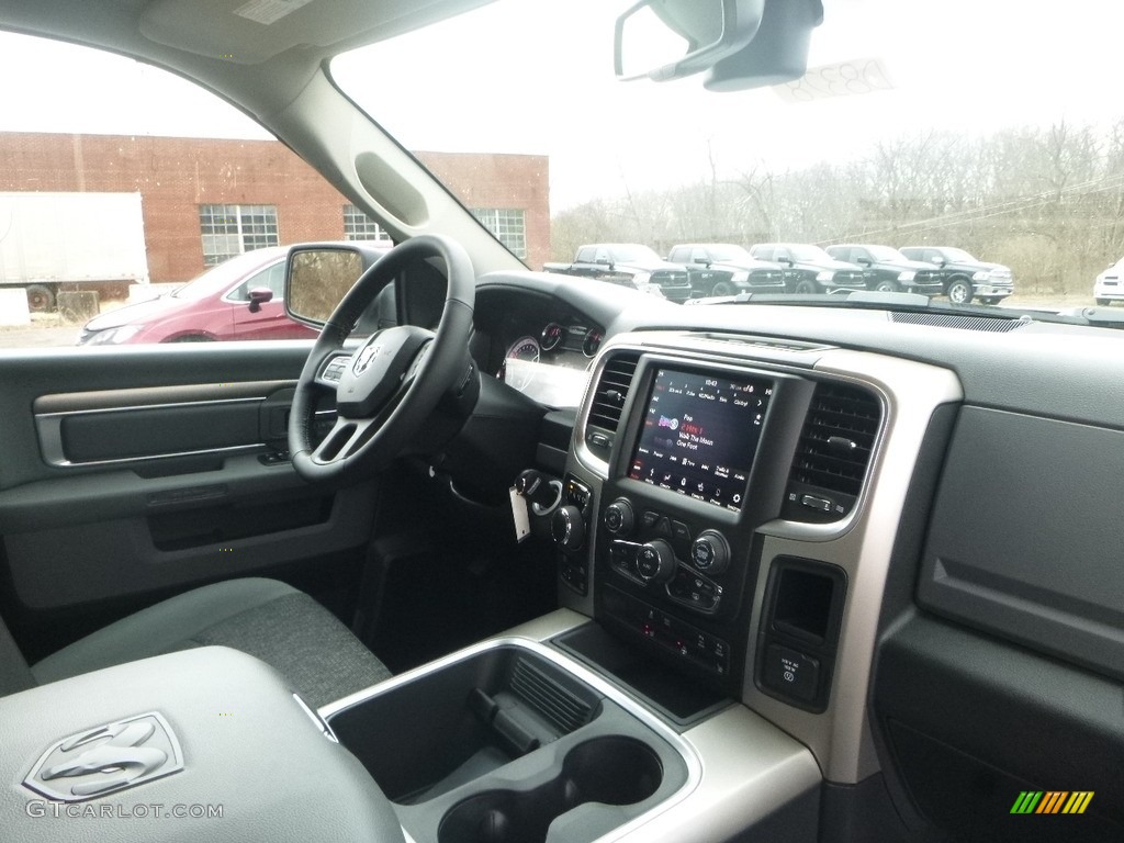 2018 1500 Big Horn Crew Cab 4x4 - Bright Silver Metallic / Black/Diesel Gray photo #11