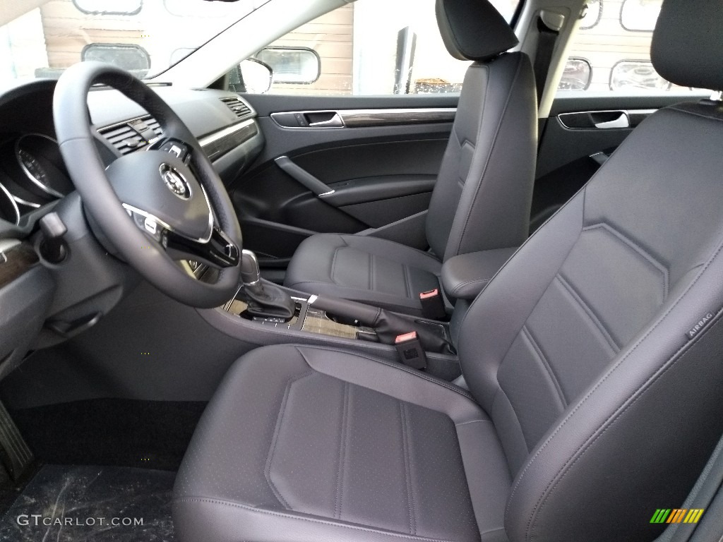 Titan Black Interior 2018 Volkswagen Passat SE Photo #126449026