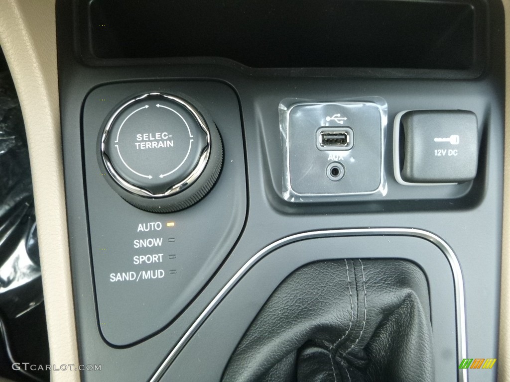2019 Jeep Cherokee Latitude 4x4 Controls Photo #126453601