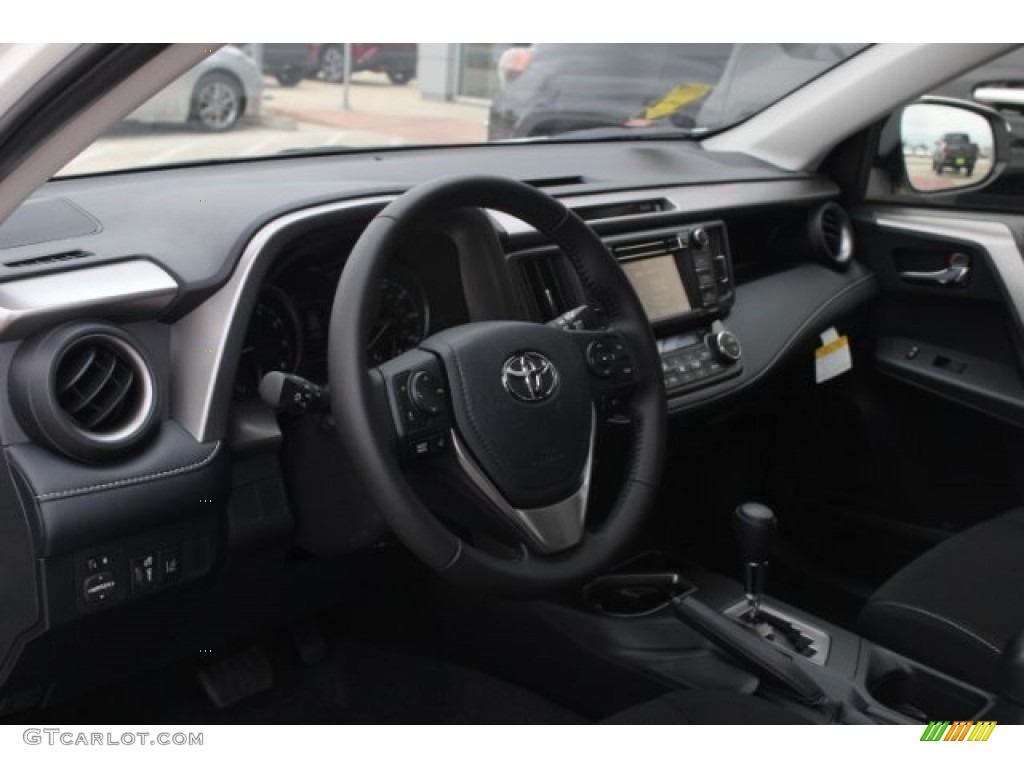 2018 RAV4 XLE - Super White / Black photo #12