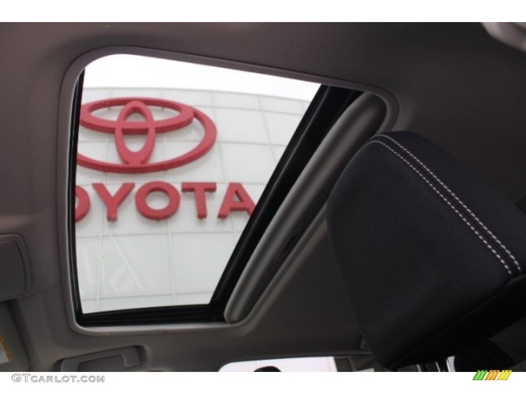 2018 RAV4 XLE - Super White / Black photo #14