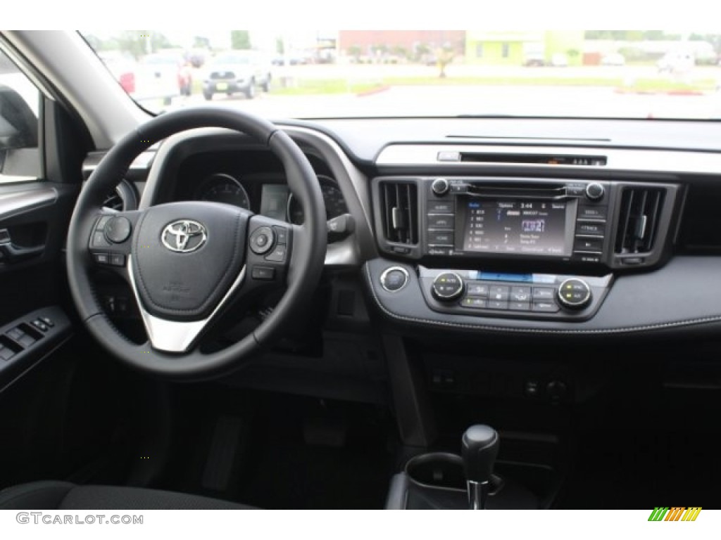2018 RAV4 XLE - Super White / Black photo #25