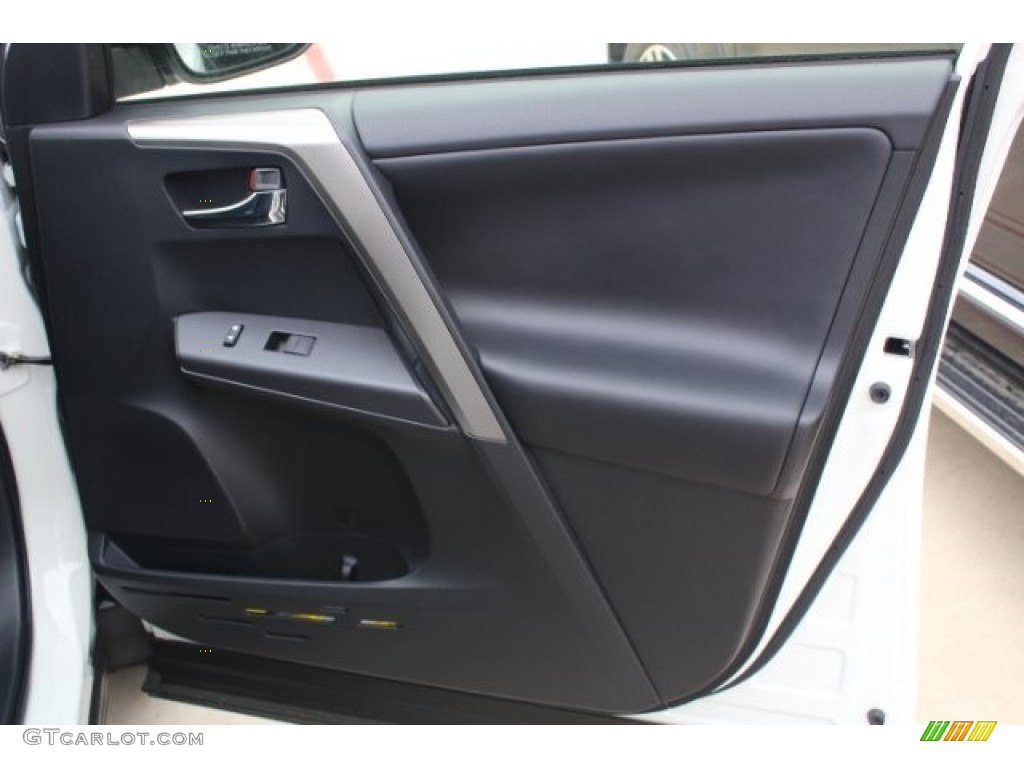 2018 RAV4 XLE - Super White / Black photo #30