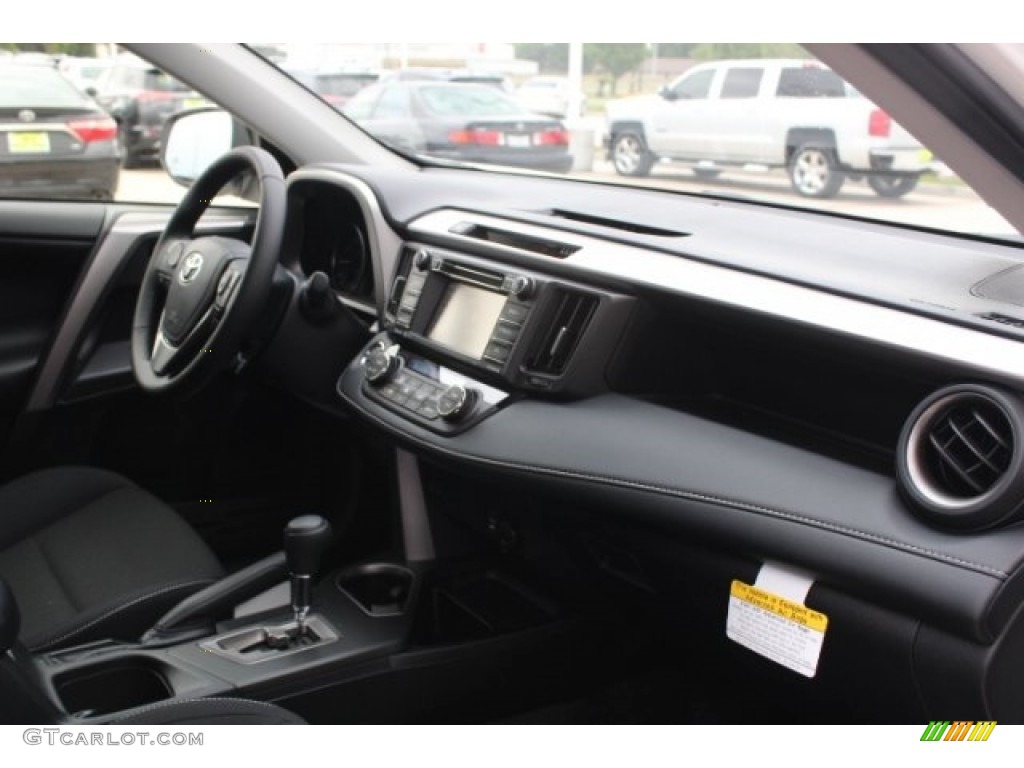 2018 RAV4 XLE - Super White / Black photo #31