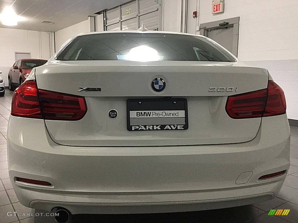2018 3 Series 320i xDrive Sedan - Alpine White / Black photo #4