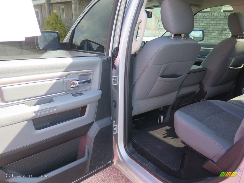 2014 1500 Big Horn Crew Cab 4x4 - Bright Silver Metallic / Black/Diesel Gray photo #24