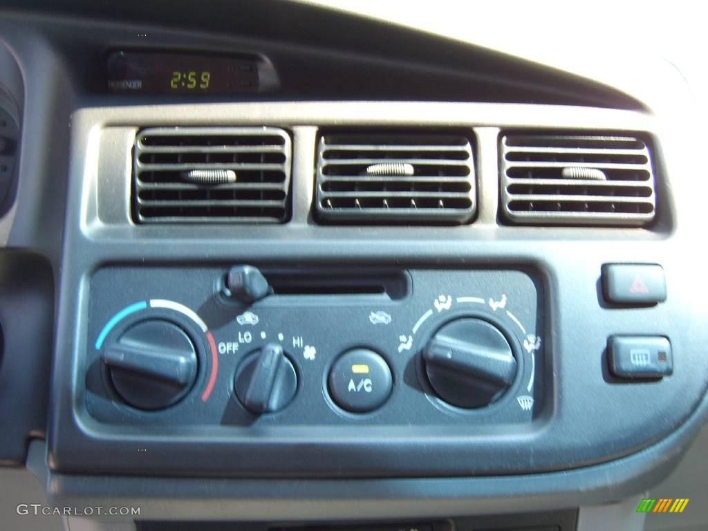 1999 Sienna XLE - Silver Spruce Metallic / Oak Beige photo #17