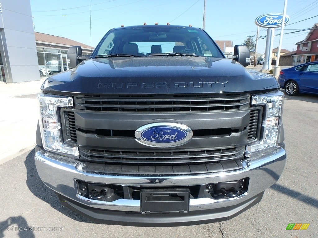 2018 F550 Super Duty XL SuperCab 4x4 Chassis - Black / Earth Gray photo #2