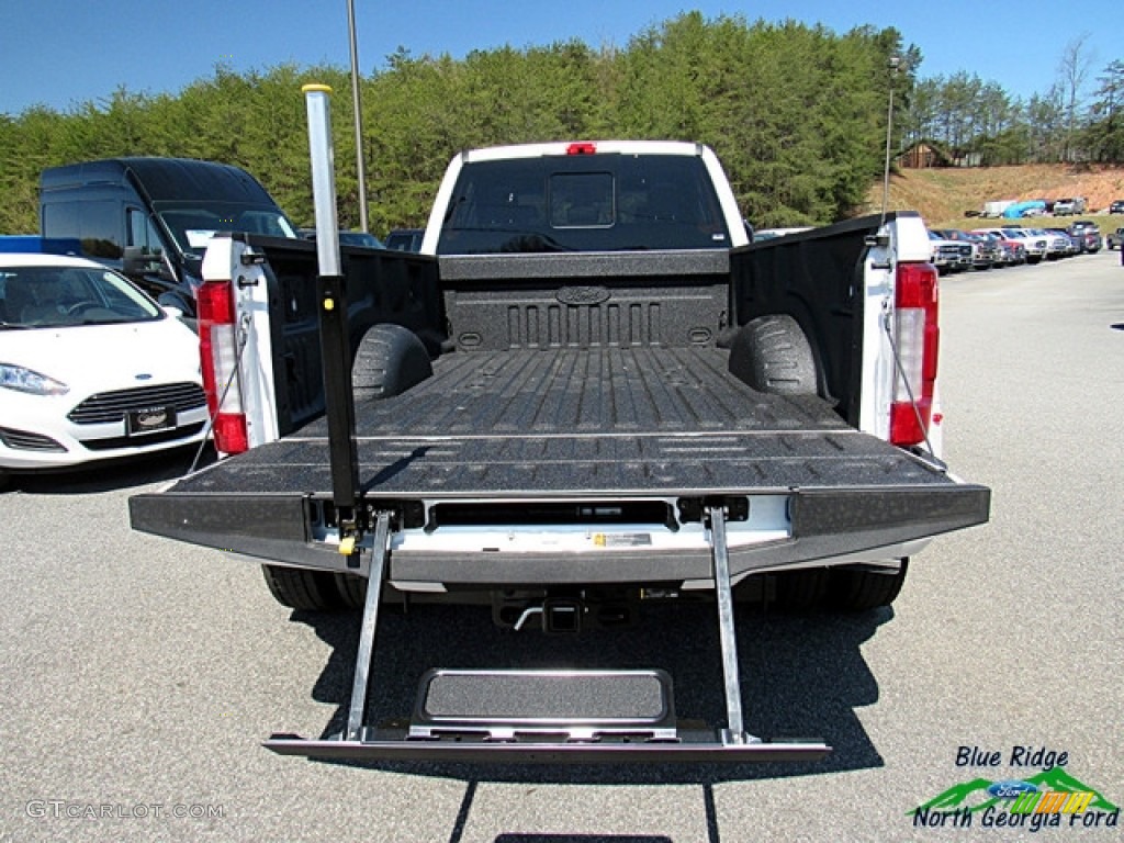 2018 F450 Super Duty Platinum Crew Cab 4x4 - White Platinum / Black photo #13