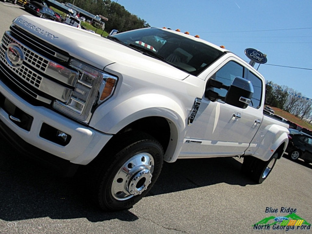 2018 F450 Super Duty Platinum Crew Cab 4x4 - White Platinum / Black photo #37