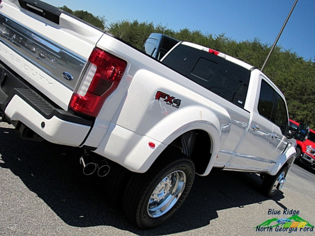 2018 F450 Super Duty Platinum Crew Cab 4x4 - White Platinum / Black photo #39