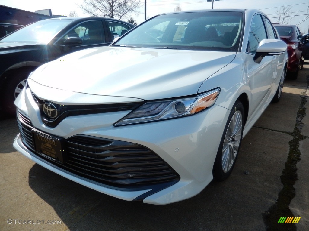 2018 Camry XLE V6 - Wind Chill Pearl / Black photo #1